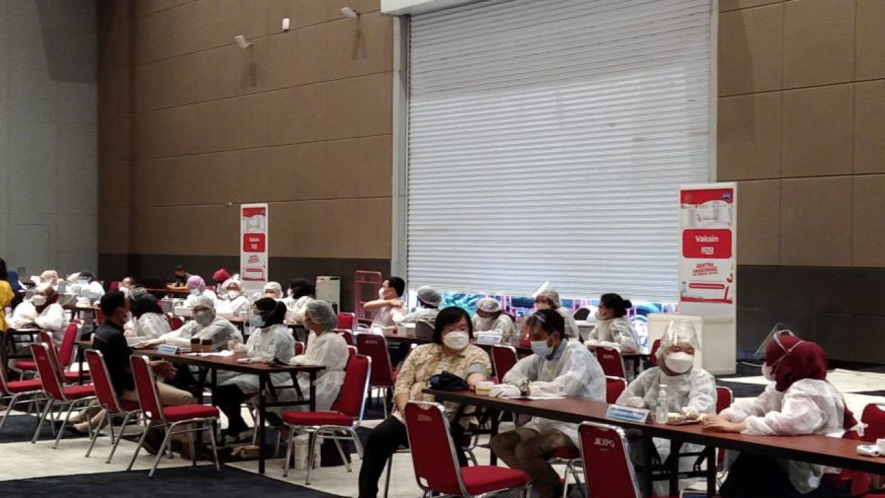 Warga mengikuti vaksinasi massal di Kemayoran, Jakarta, Selasa (18/1/2022). ANTARA/Dewa Ketut Sudiarta Wiguna