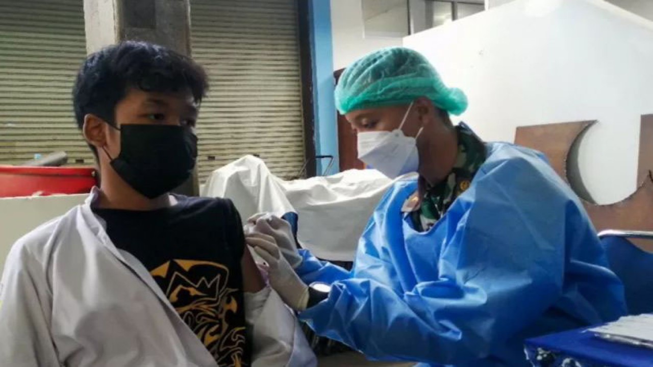 Vaksinasi untuk pelajar di Kota Yogyakarta yang dilakukan di sentra vaksinasi PDAM Tirtamarta Yogyakarta, Selasa (24/8/21). (ANTARA/HO-Humas Pemkot Yogyakarta/am)