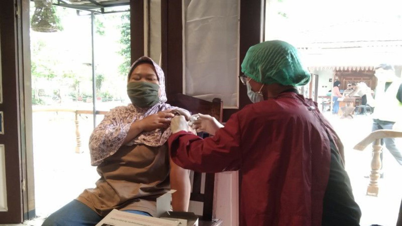 Arsip Foto - Petugas medis menyuntikkan vaksin COVID-19 kepada warga di Jakarta, Rabu (14/7/2021). ANTARA/Dewa Ketut Sudiarta Wiguna