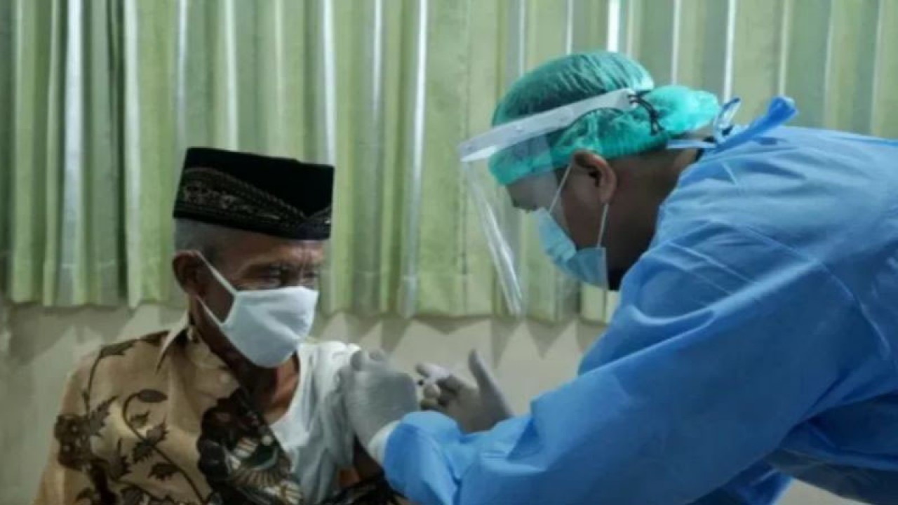 Arsip Foto. Petugas kesehatan menyuntikan vaksin COVID-19 kepada warga lansia di Yogyakarta, Kamis (22/4/2021). (ANTARA FOTO/Andreas Fitri Atmoko/wsj/pri)