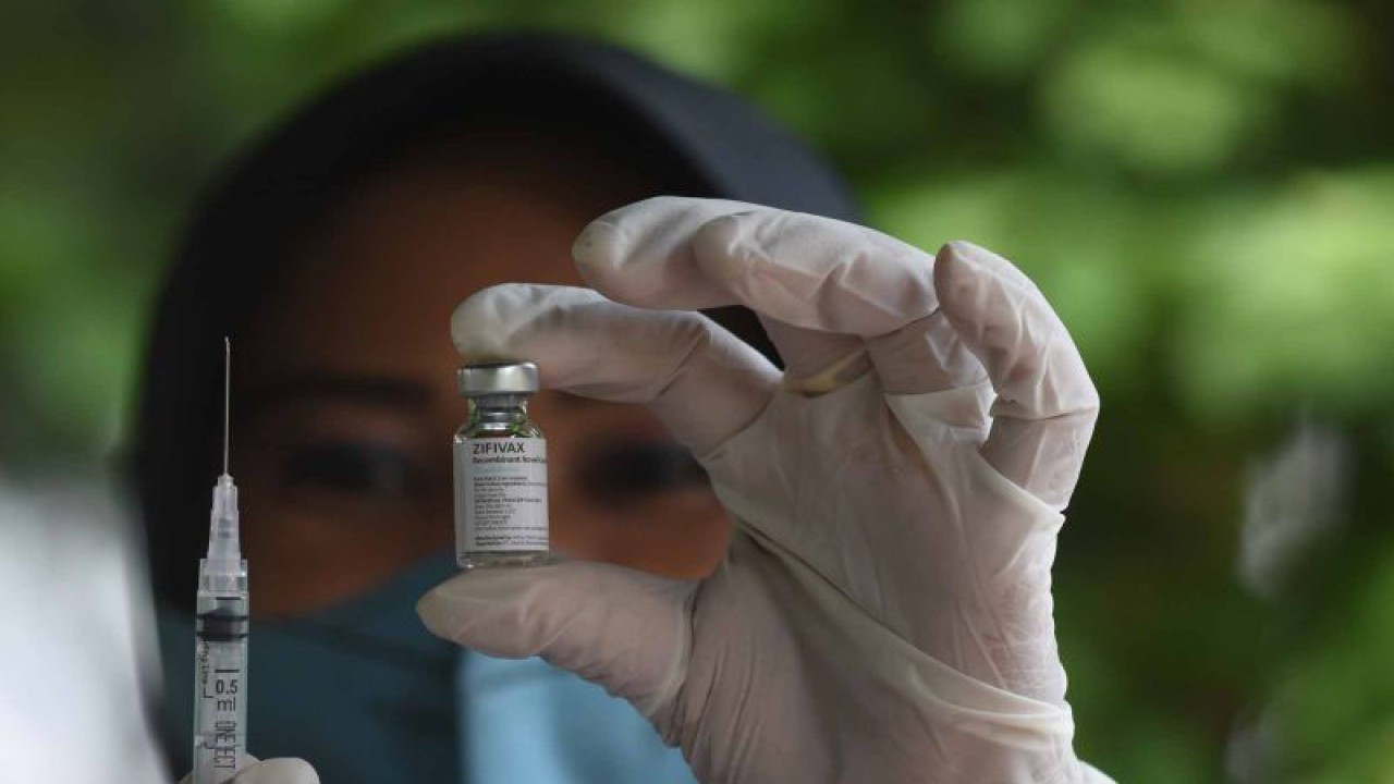 Vaksinator dari Kesdam Jaya menunjukkan vaksin COVID-19 Zifivax saat berlangsungnya vaksinasi di Taman Lapangan Banteng, Jakarta, Rabu (23/11/2022). Pemprov DKI Jakarta menerima 49.120 dosis vaksin Zifivax dari Kementerian Kesehatan yang bisa digunakan untuk vaksinasi dosis ketiga atau booster bagi yang sebelumnya menggunakan vaksin Sinovac dan Sinopharm yang tersedia di 44 puskesmas kecamatan di Jakarta dan Taman Lapangan Banteng. ANTARA FOTO/Indrianto Eko Suwarso/wsj.