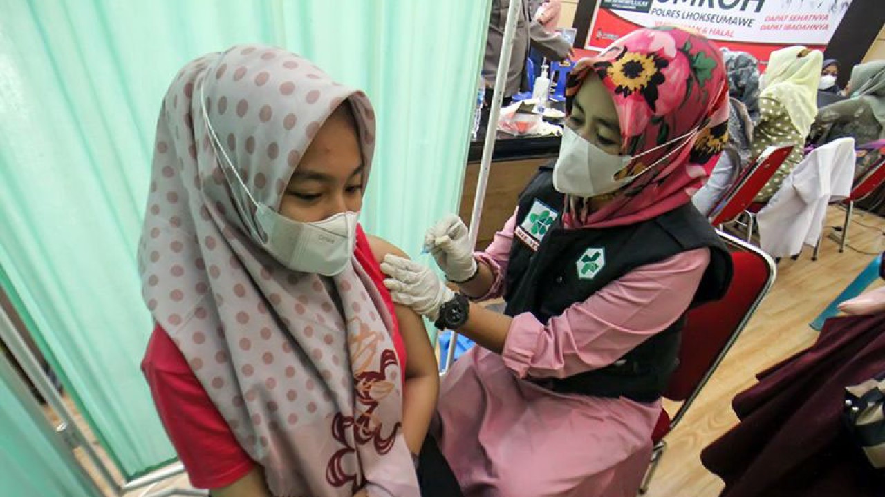 Dokumentasi - Petugas medis menyuntikan vaksin COVID-19 di Lhokseumawe, Aceh. ANTARA FOTO/Rahmad