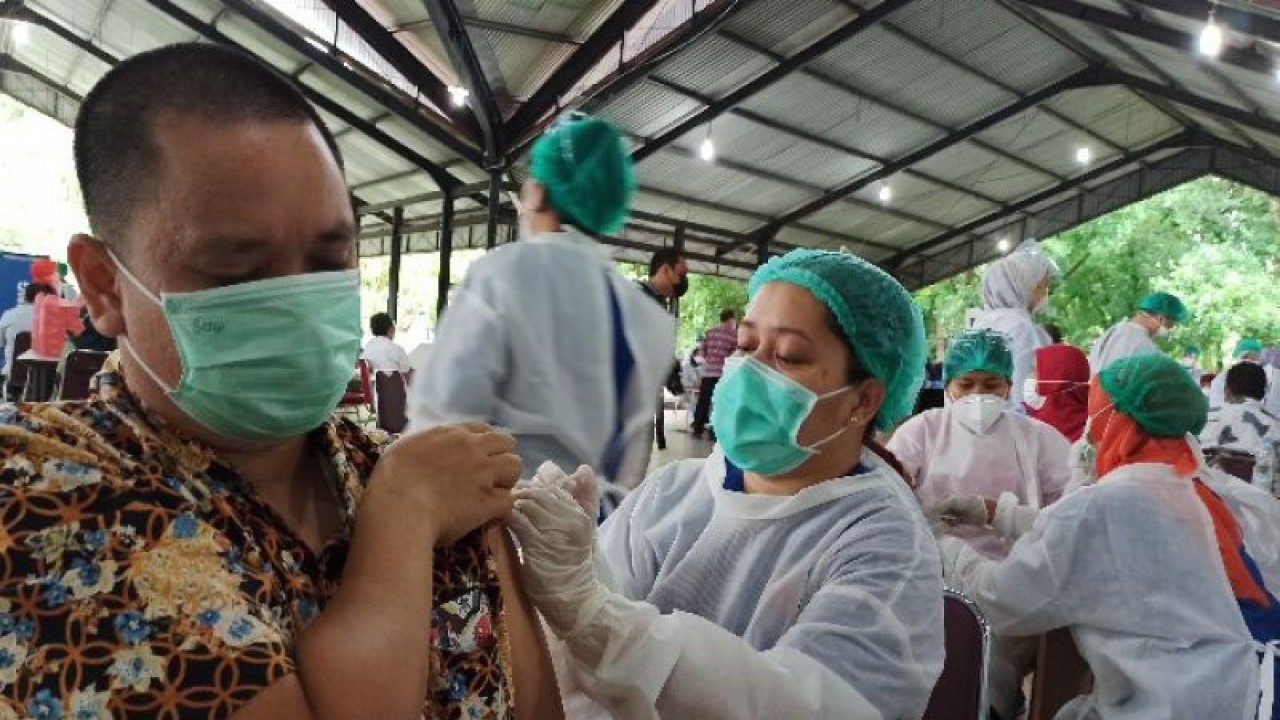 Vaksinasi COVID-19 di Kota Medan, Sumatera Utara. (ANTARA/Nur Aprilliana Br Sitorus)