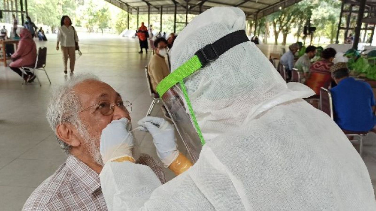 Seorang warga di Kota Medan, Sumatera Utara menjalani tes usap COVID-19. (ANTARA/Nur Aprilliana Br Sitorus)