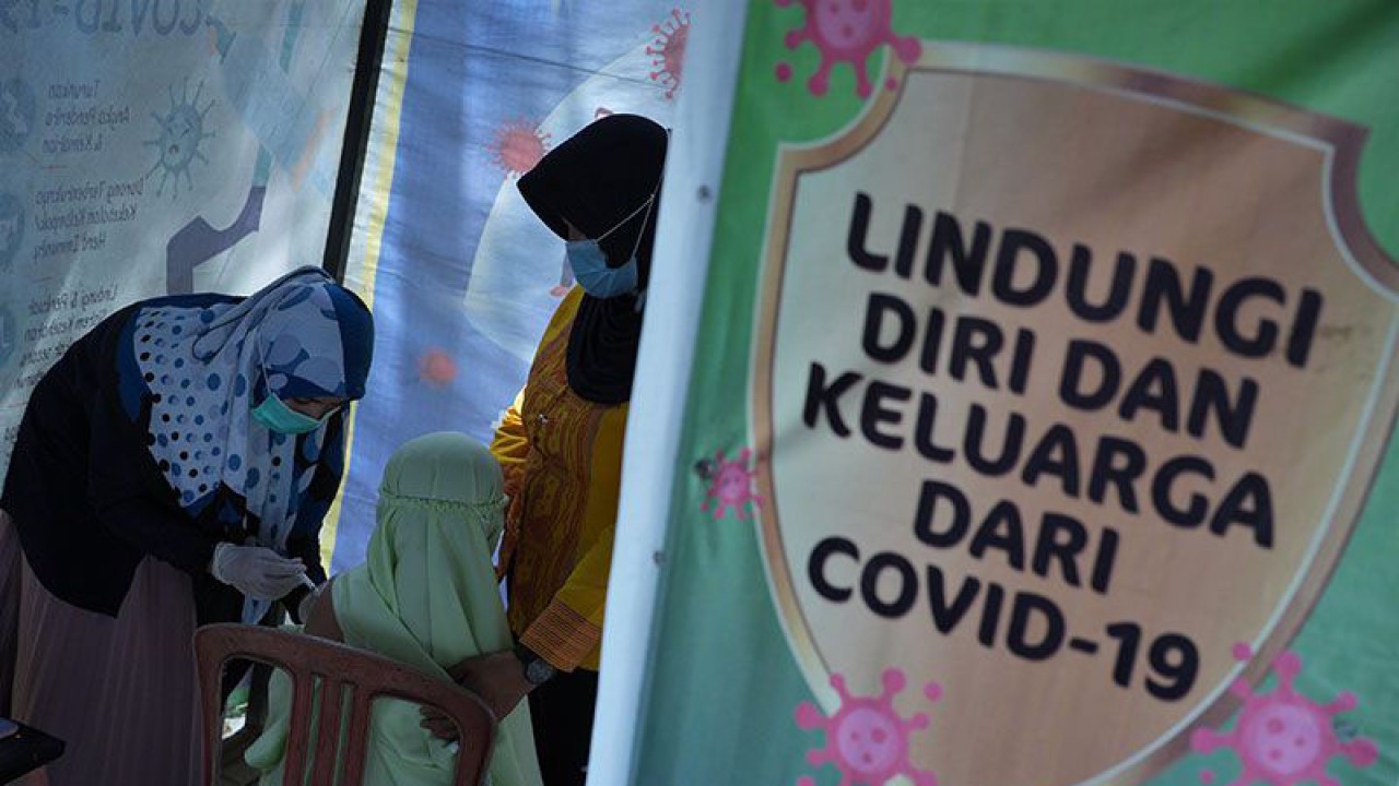 Arsip foto - Seorang siswa sekolah dasar menerima suntikan vaksin COVID-19 di RS Abu Nawas Kota Kendari, Kendari, Sulawesi Tenggara, Jumat (29/7/2022). Dinas Kesehatan Kota Kendari mencatat penerima vaksinasi COVID-19 dosis ketiga (booster) mencapai 43.361 jiwa dari sasaran sebanyak 265.147 orang. ANTARA FOTO/Jojon/tom/pri. (ANTARA FOTO/JOJON)