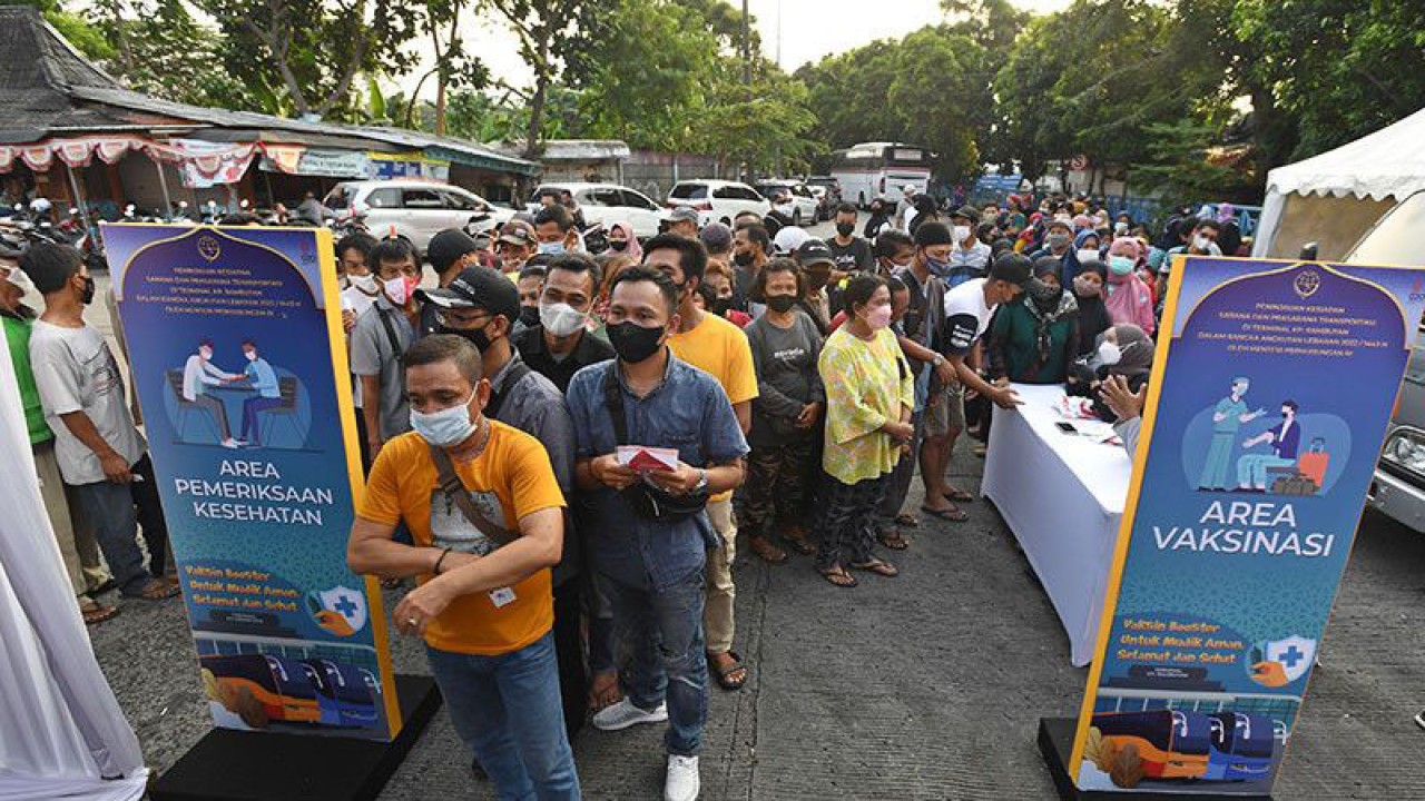 Arsip Foto - Sejumlah warga antre untuk vaksinasi COVID-19 dosis ketiga (booster) sebagai syarat perjalanan mudik Lebaran 2022 dan antisipasi penularan COVID-19 di posko vaksinasi Terminal Bus Kampung Rambutan, Jakarta, Minggu (17/4/2022). ANTARA FOTO/Aditya Pradana Putra/hp/aa.