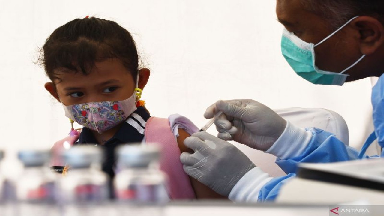 Arsip Foto. Petugas kesehatan menyuntikkan vaksin COVID-19 pada seorang anak dalam acara Wisata Vaksin COVID-19 untuk siswa TK dan SD di kawasan Sumber Wangi Kota Madiun, Jawa Timur, Rabu (6/4/2022). (ANTARA FOTO/SISWOWIDODO)