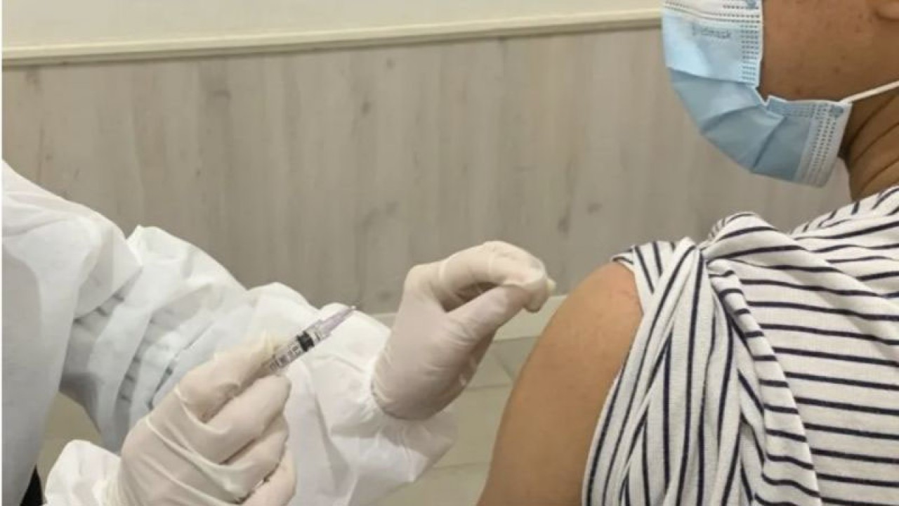 Ilustrasi - Petugas kesehatan memberikan suntikan vaksin COVID-19 kepada warga. (ANTARA/Wuryanti Puspitasari).