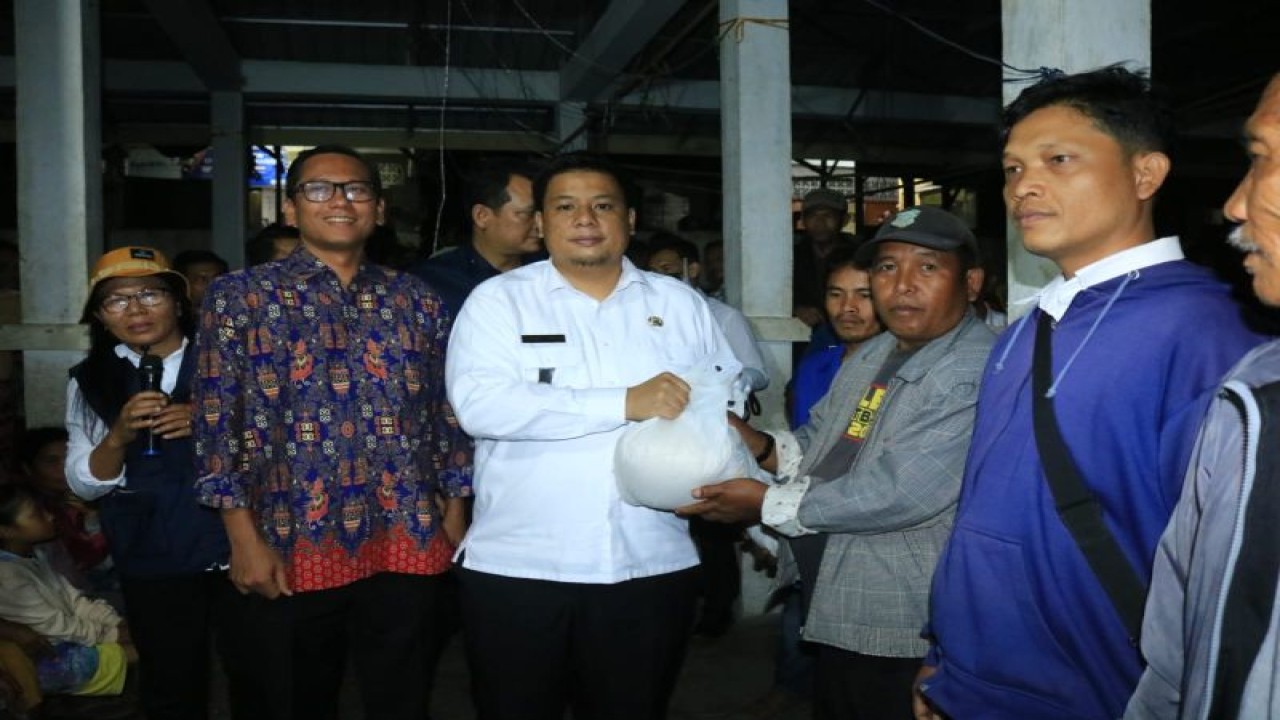 Bupati Samosir, Sumut, Vandiko T Gultom bersama anggota DPR RI Martin Manurung menyalurkan bantuan beras kepada petani korban banjir bandang yang terjadi di lima Desa Kecamatan Sianjur Mulamula, Kamis (22/12/2022). (FOTO ANTARA/HO-Humas Pemkab Samosir)