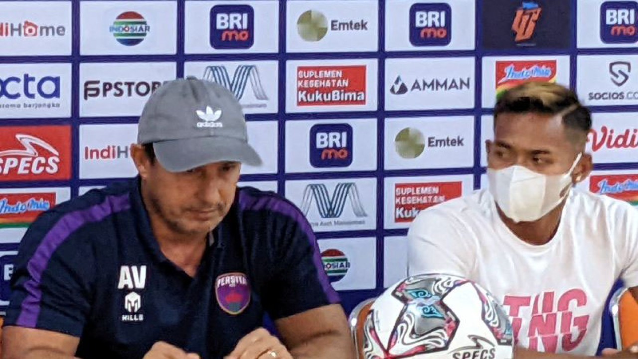Pelatih Persita Angel Alfredo Vera (kiri) dan bek timnya Muhammad Toha memberikan pernyataan dalam konferensi pers sebelum laga lanjutan Liga 1 Indonesia 2022-2023 di Stadion Patriot Candrabhaga, Bekasi, Selasa (23/8/2022). (ANTARA/Michael Siahaan)