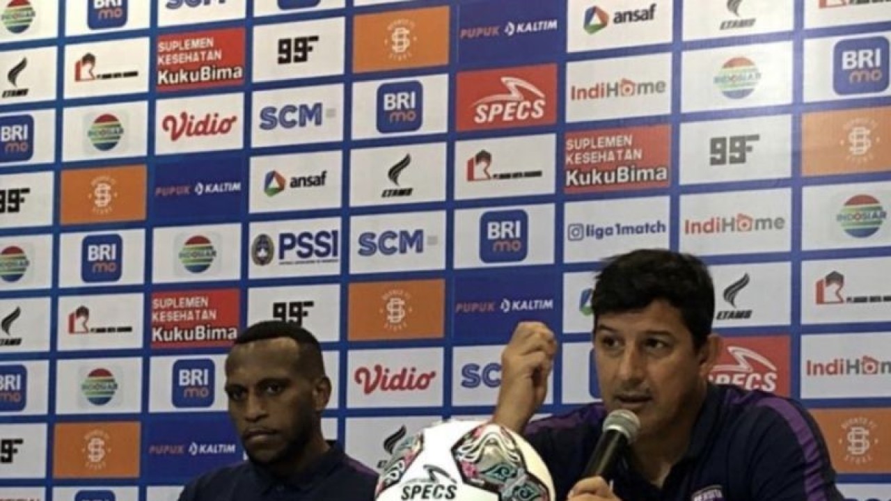 Foto arsip - Pelatih Persita Tangerang Angel Alfredo Vera didampingi pemain Elisna Basna saat memberikan keterangan pra pertandingan Liga 1 2022 di Stadion Segiri Samarinda (ANTARA/Arumanto)