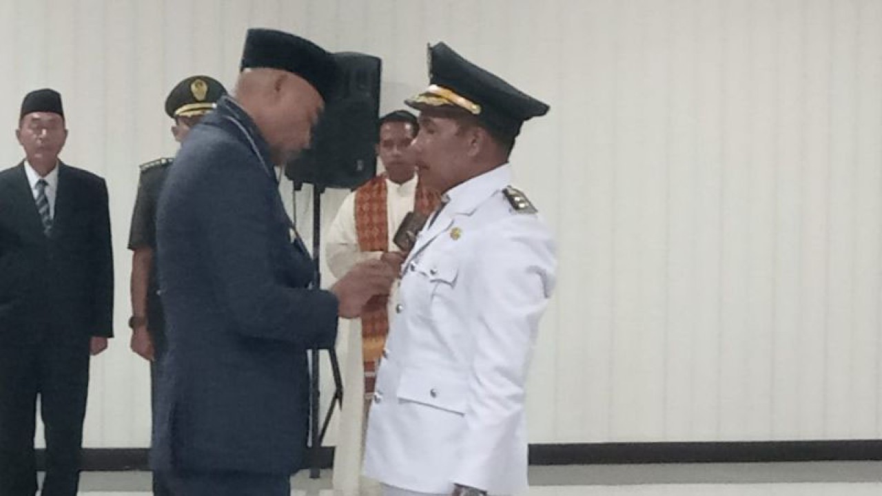 Gubernur Nusa Tenggara Timur Viktor Bungtilu Laiskodat (kiri) menyematkan tanda jabatan saat melantik Siprianus Habur sebagai Wakil Bupati Maggarai Timur, Rabu (7/12/2022). (ANTARA/Benny Jahang)