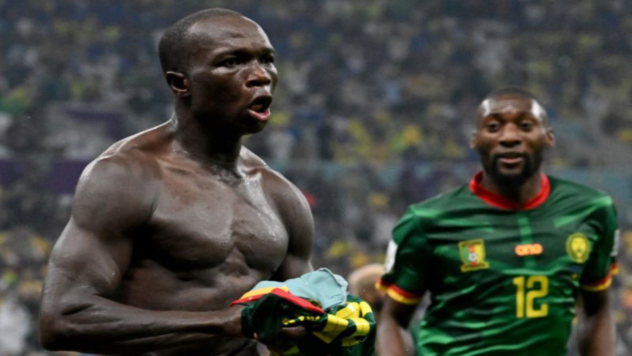 Penyerang Kamerun Vincent Aboubakar (kiri) melakukan selebrasi usai mencetak gol kemenangan dalam pertandingan Grup G Piala Dunia 2022 lawan Brazil di Lusail Stadium, Doha pada 3 Desember 2022. ANTARA/AFP/ISSOUF SANOGO