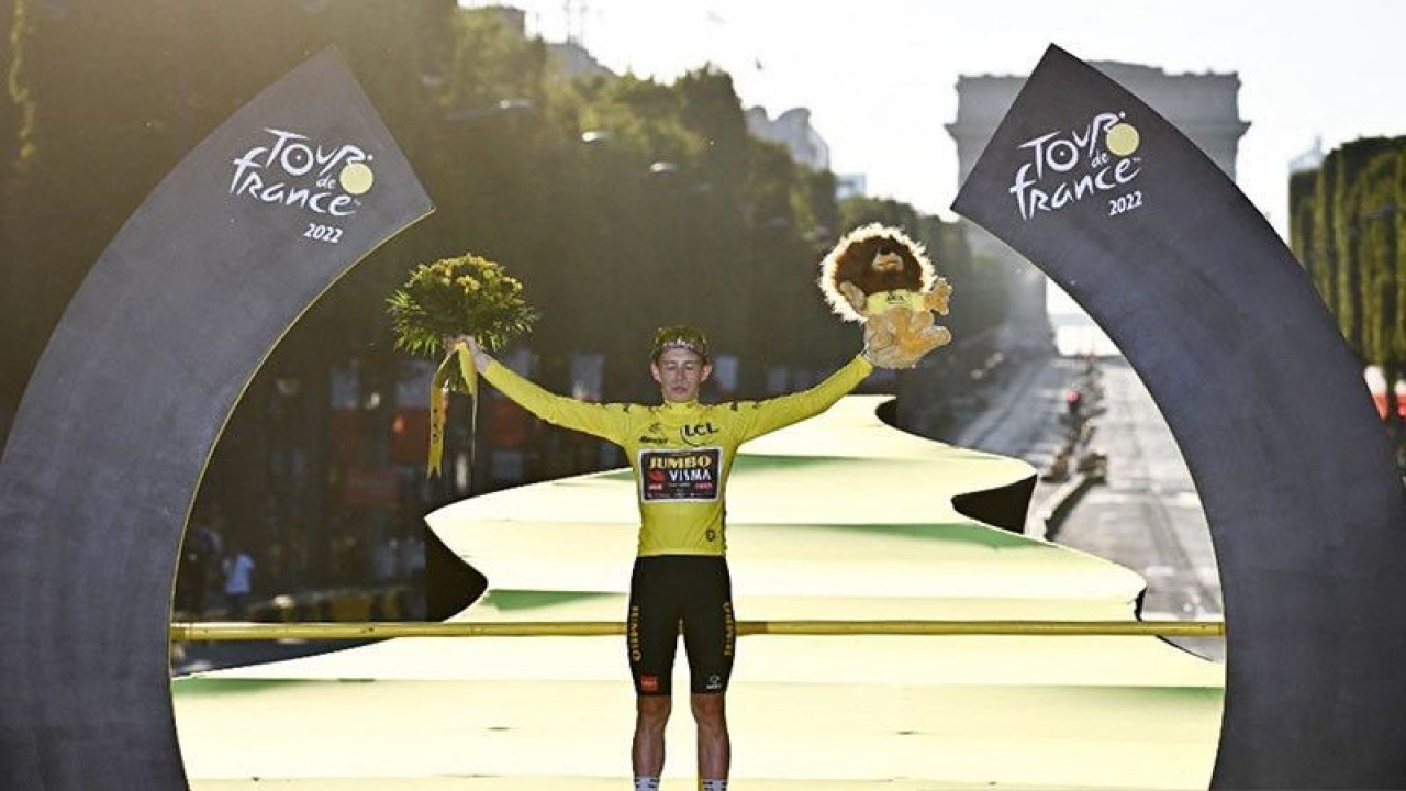 Pebalap sepeda tim Jumbo-Visma dari Denmark, Jonas Vingegaard, melakukan selebrasi di podium setelah menjadi pemimpin klasemen umum jersey kuning untuk menjuarai Tour de France edisi ke-109 setelah menuntaskan etape ke-21 yang berjarak 115,6 km dari La Defense ke Champs-Elysees di Paris pada 24 Juli 2022. ANTARA/AFP/Anne-Christine Poujoulat/pri. (AFP/ANNE-CHRISTINE POUJOULAT/ANNE-CHRISTINE POUJOU)