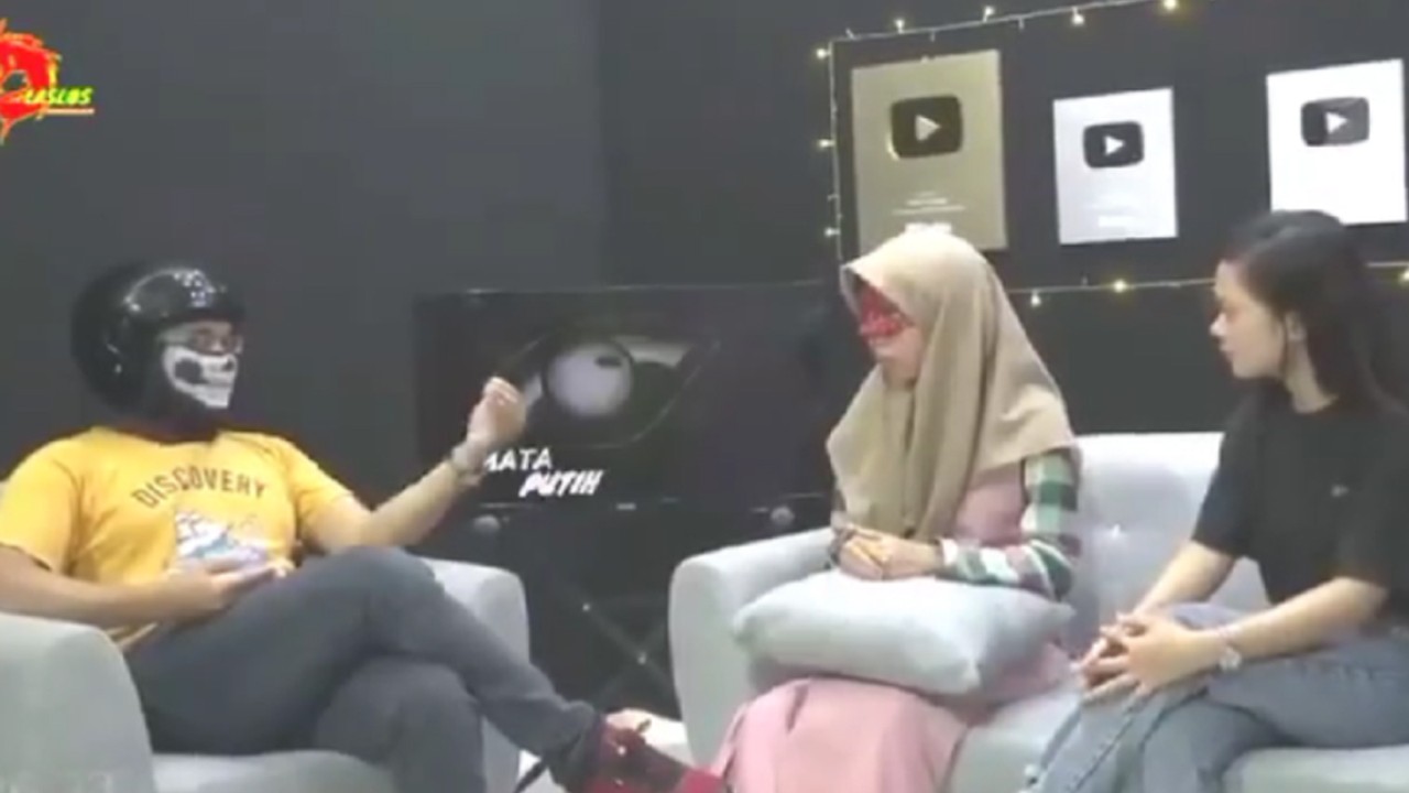 Viral kuntilanak berubah jadi manusia.