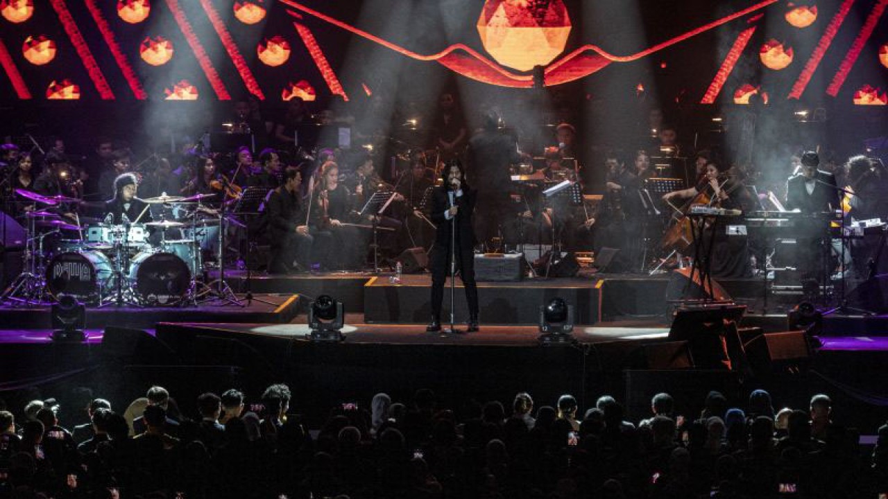Grup musik Dewa 19 tampil bersama vokalis Virzha (tengah) dalam konser bertajuk Dewa 19 - A Night At The Orchestra Episode 2 di Jakarta International Velodrome, Jakarta, Sabtu (10/12/2022). Dalam penampilannya tersebut, Dewa 19 membawakan sejumlah lagu diantaranya Roman Picisan, Tangis Terakhir, Risalah Hati, Kirana dan Elang. ANTARA FOTO/Aprillio Akbar/wsj.
