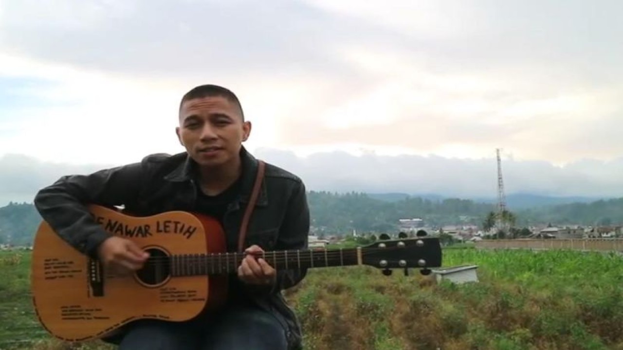 Vokalis The Rain lelang gitar kesayangan, uangnya untuk bantu korban gempa Cianjur. ANTARA/HO-Dompet Dhuafa.