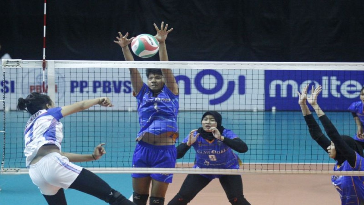 Salah satu pemain DKI Jakarta mencoba menahan serangan dari Jawa Tengah dalam lanjutan pertandingan Grup Y Kejurnas Bola Voli Junior 2022 di Padepokan Voli Jenderal Polisi Kunarto, Sentul, Kabupaten Bogor, Jawa Barat, Selasa (13/12/2022). (ANTARA/HO-PBVSI)