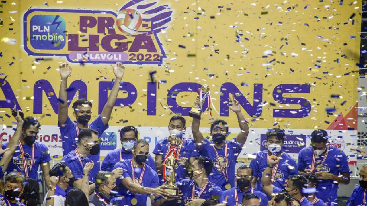 Foto arsip - Sejumlah pebola voli dan tim ofisial Bogor Lavani melakukan selebrasi kemenangan setelah menjuarai Proliga 2022 di Padepokan Voli Jendral Polisi Kunarto, Sentul, Kabupaten Bogor, Jawa Barat, Minggu (27/3/2022). Bogor Lavani juara Proliga 2022 usai menang atas Surabaya Bhayangkara Samator pada babak grand final dengan skor 3-2 (25-27, 25-19, 20-25, 25-18- 15-10). ANTARA FOTO/Yulius Satria Wijaya/aww.