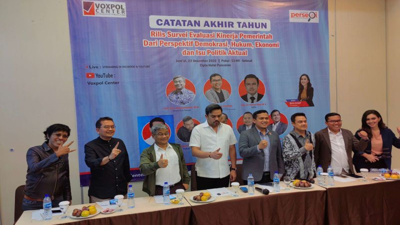 Voxpol Center Research & Consulting saat acara Rilis Survei Evaluasi Kinerja Pemerintah dari Perspektif Demokrasi, Hukum, Ekonomi dan Isu Sosial Politik di Jakarta, Jumat. (ANTARA/Melalusa Susthira K.)