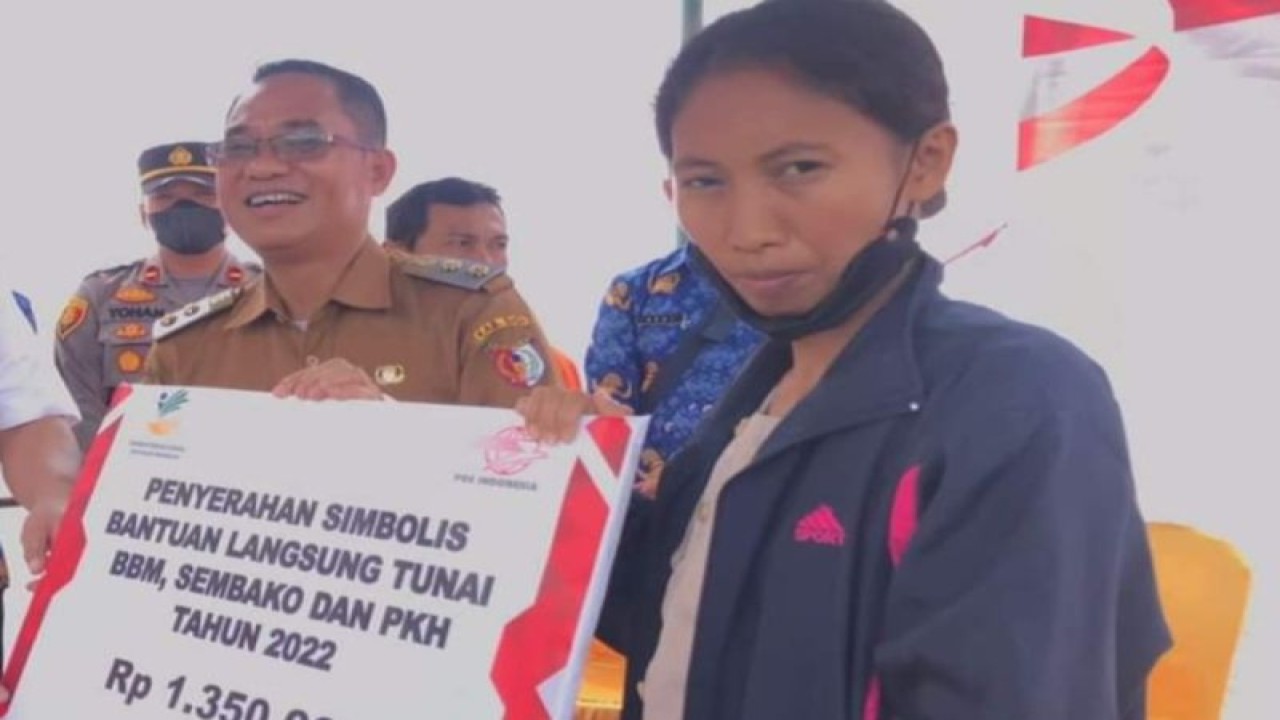 Wakil Bupati Sigi Samuel Yansen Pongi (kiri) menyerahkan bantuan sosial BLT BBM, bansos sembako dan PKH kepada masyarakat di Kecamatan Kulawi. (ANTARA/HO-Dok Prokopim Setda Pemkab Sigi)