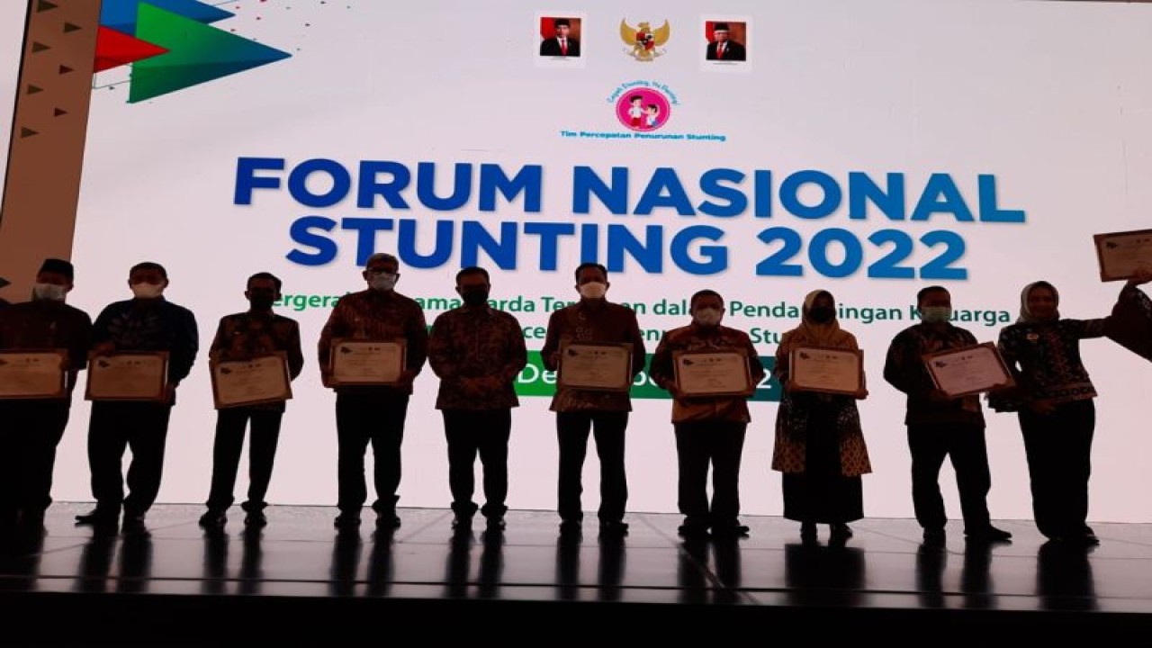 Suasana Wabup Sinjai Hj Andi Kartini Ottong saat menerima penghargaan dari BKKBN Pusat pada Forum Nasional Stunting 2022 yang dihadiri Wakil Presiden, Maruf Amin di Hotel Shangri-la Jakarta, Selasa (6/12/2022). ANTARA/HO-Dokumentasi pribadi