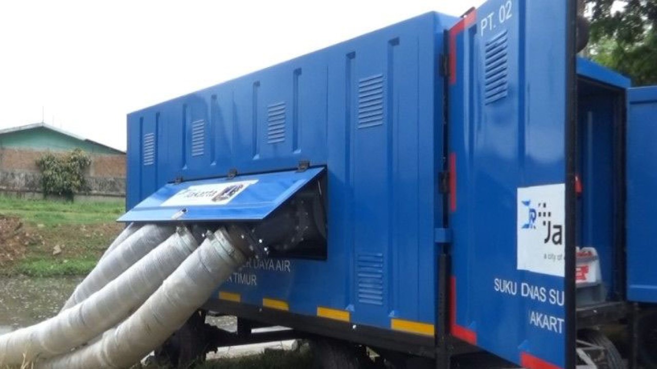 Pemerintah Kota Jakarta Timur uji coba pompa untuk antisipasi banjir di Waduk Ria Rio, Jakarta, Rabu (9/11/2022). ANTARA/Yogi Rachman