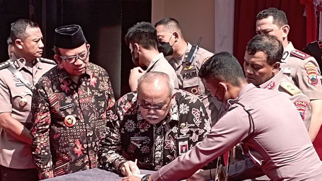 Sekretaris Daerah Banyumas Wahyu Budi Saptono menandatangani berita acara penyerahan hibah tanah untuk pembangunan RS Bhayangkara di Purwokerto, Kabupaten Banyumas, Rabu (21/12/2022). ANTARA/Sumarwoto
