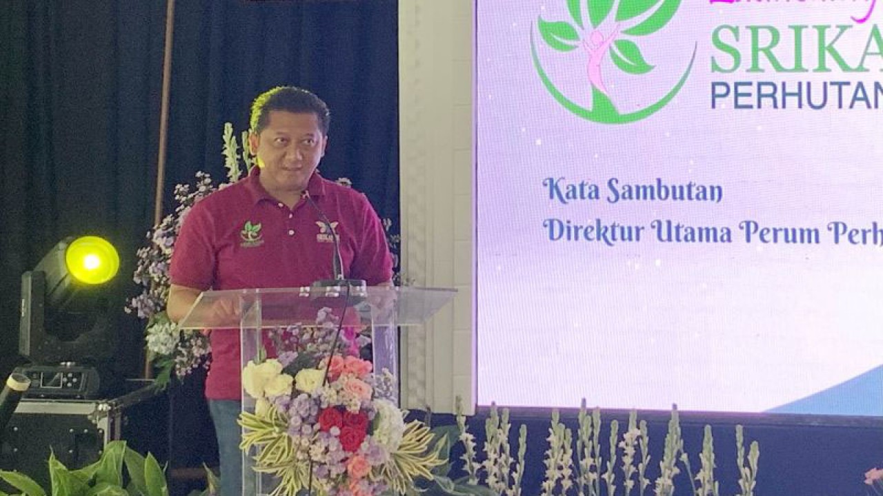 Direktur Utama Perum Perhutani Wahyu Kuncoro pada saat memberikan pengarahan dalam Peluncuran Srikandi Perhutani Gropu di Kabupaten Malang, Jawa Timur, Selasa (20/12/2022). (ANTARA/Vicki Febrianto)