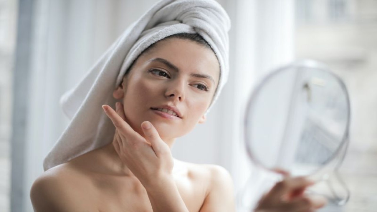 Ilustrasi seorang perempuan melakukan perawatan wajah. (ANTARA/Pexels) (ANTARA/Pexels)
