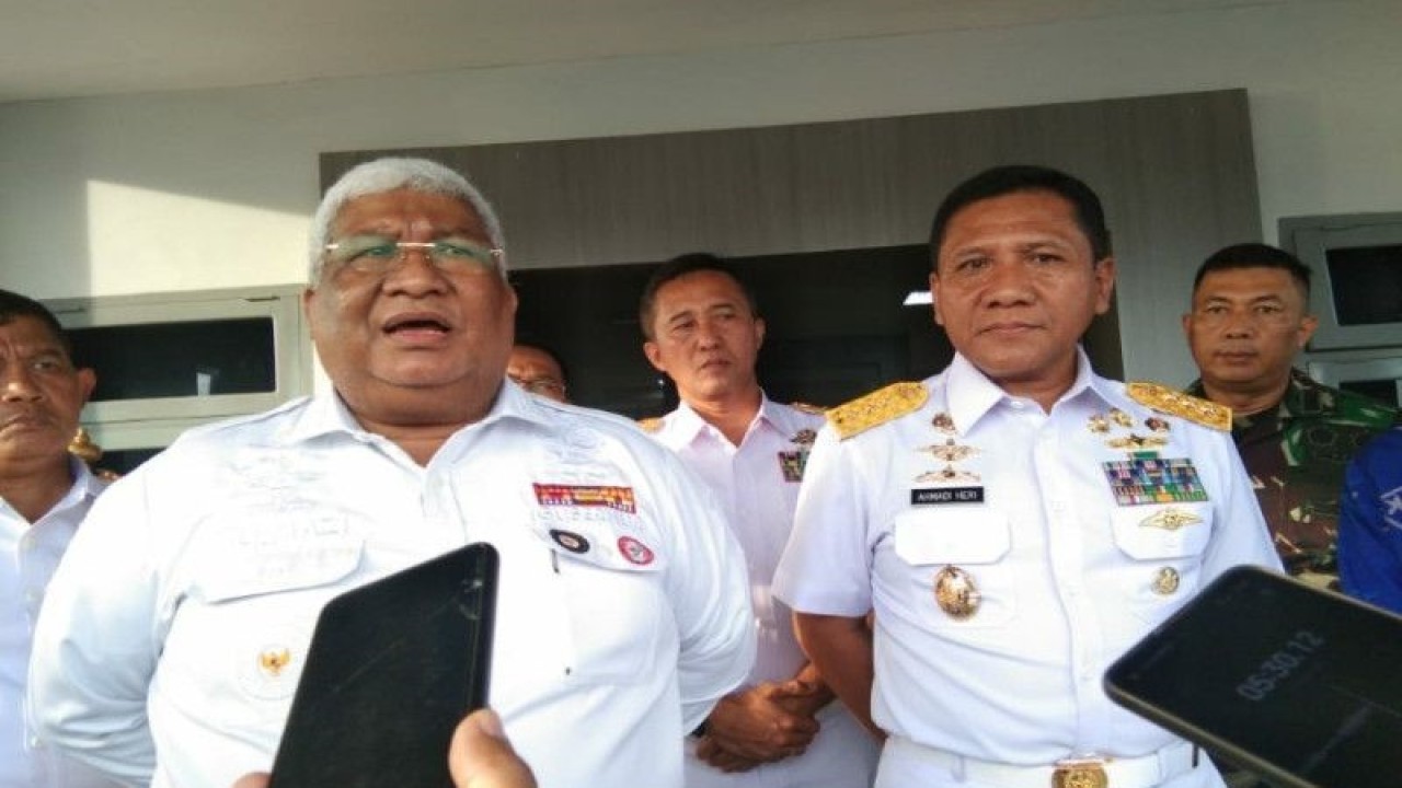 Wakil Kepala Staf Angkatan Laut (Wakasal) Laksamana Madya TNI Ahmadi Heri Purwono (kedua kanan), Gubernur Sultra Ali Mazi (kedua kiri), di Kendari, Rabu (14/12/2022). ANTARA/Harianto