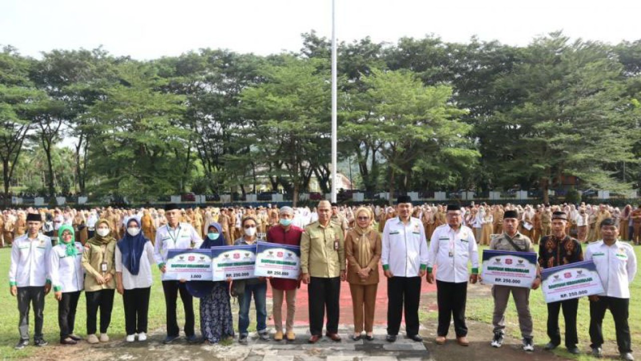 Wakil Bupati Bone Bolango Merlan S. Uloli didampingi Wakil Ketua IV BAZNAS Provinsi Gorontalo Marzuki Pakaya dan Komisioner BAZNAS Bone Bolango berfoto bersama usai menyalurkan zakat mal kepada mustahik di Kabupaten Bone Bolango. (ANTARA/HO-Diskominfo Bone Bolango)
