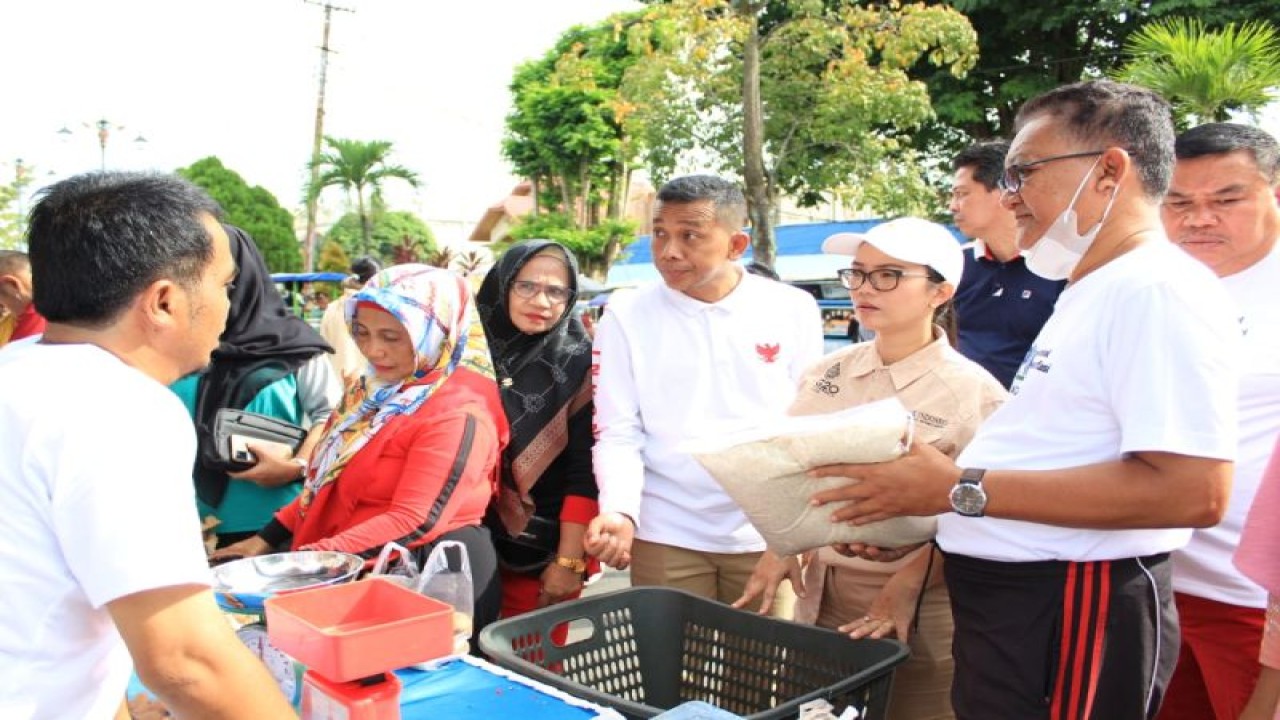 Wakil Bupati Bungo (kiri) hadir dalam kegiatan Gernas Pengendalian Inflasi Pangan di Kabupaten Bungo beberapa waktu lalu. (ANTARA/HO/IST)