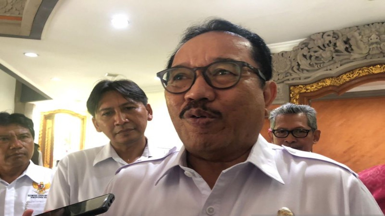Wakil Gubernur Bali Tjok Oka Artha Ardhana Sukawati saat memberi keterangan soal kondisi di Kabupaten Karangasem usai gempa bumi, di Denpasar, Rabu (14/12/2022). FOTO ANTARA/Ni Putu Putri Muliantari