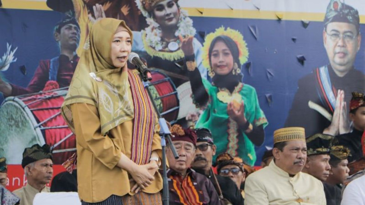 Wakil Gubernur NTB, Hj Sitti Rohmi Djalillah saat membuka kegiatan parade dan gelar budaya di lapangan Kantor Bupati Lombok Utara, Tanjung, Minggu (11/12). ANTARA/HO-Pemprov NTB