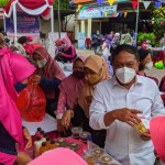 Wakil Ketua Komisi B DPRD Surabaya Anas Karno saat bertemu dengan pelaku UMKM di Surabaya beberapa waktu lalu. (ANTARA/HO-DPRD Surabaya)-1670821231