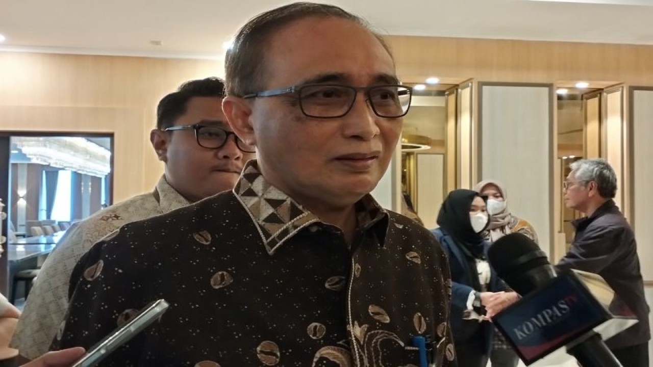 Wakil Ketua Mahkamah Agung Nonyudisial Sunarto saat wawancara media massa di Jakarta, Jumat (9-12-2022). ANTARA/Muhammad Zulfikar