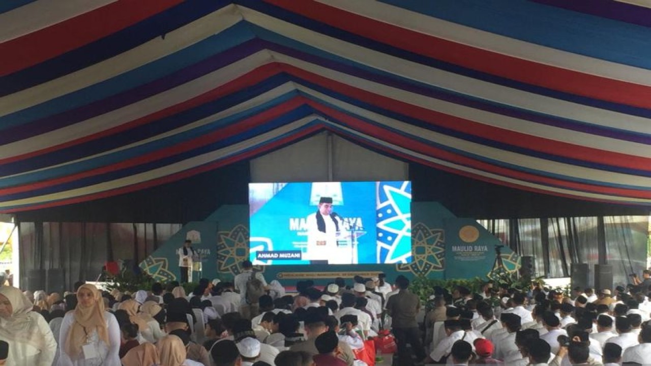 Wakil Ketua MPR Ahmad Muzani memberikan sambutan pada Maulid Raya Nabi Muhammad SAW di selenggarakan Pemerintah Aceh yang pusatkan di Komplek Meuligoe Wali Nanggroe Aceh di Aceh Besar. (ANTARA/M Ifdhal)