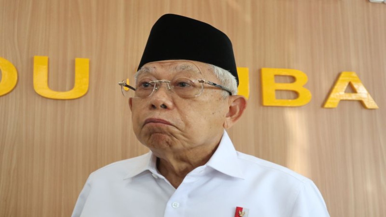 Wakil Presiden Ma'ruf Amin memberikan keterangan kepada wartawan di Pangkalan TNI Angkatan Udara Manuhua, Biak Numfor, Papua, Jumat (2/12/2022). (ANTARA/Desca Lidya Natalia)