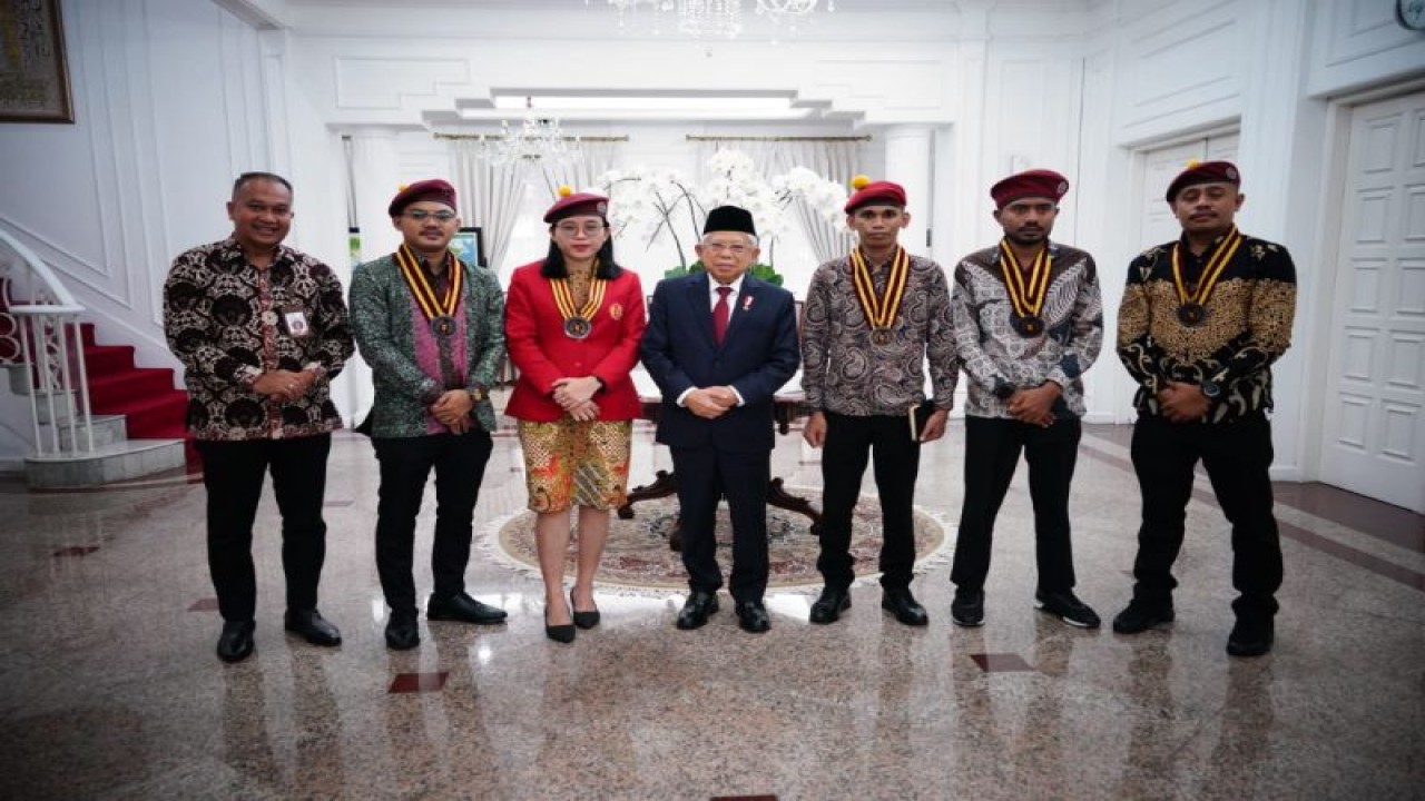 Wakil Presiden Ma'ruf Amin menerima Pengurus Pusat PMKRI di kediaman resmi wapres, Jakarta, Rabu (28/12/2022). (ANTARA/HO-BPMI Setwapres)