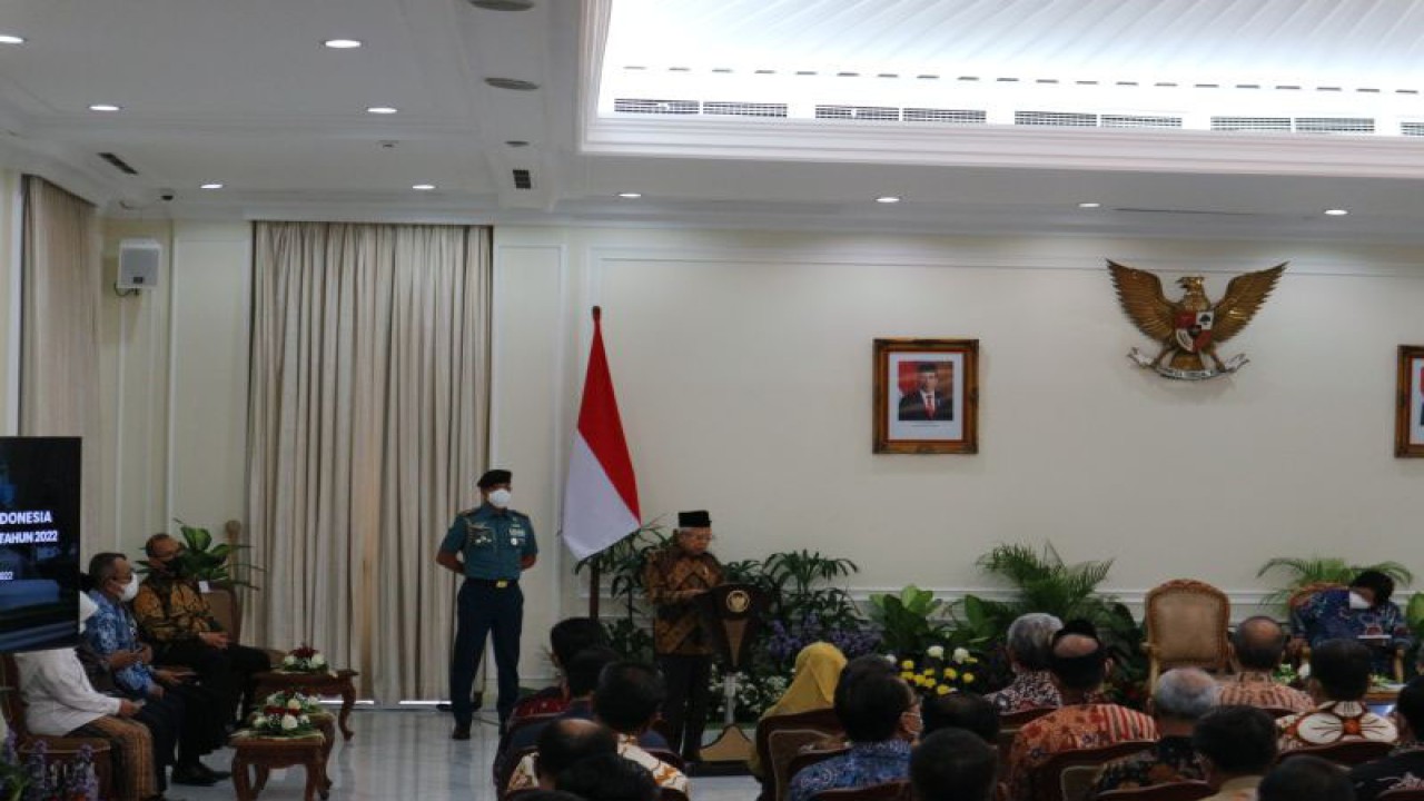 Wakil Presiden Ma'ruf Amin menyampaikan sambutan saat penyerahan pengharagaan Proper tahun 2022 di Istana Wapres Jakarta pada Kamis (29/12/2022). (ANTARA/Desca Lidya Natalia)