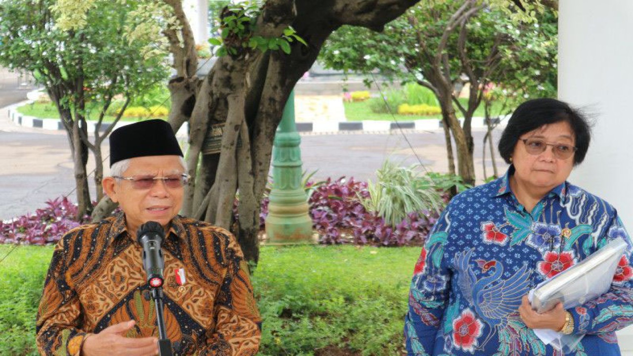 Wakil Presiden Ma'ruf Amin dan Menteri Lingkungan Hidup dan Kehutanan Siti Nurbaya Bakar menyampaikan pernyataan kepada wartawan seusai acara penyerahan penghargaan Proper tahun 2022 di Istana Wapres Jakarta pada Kamis (29/12/2022). (ANTARA/Desca Lidya Natalia)
