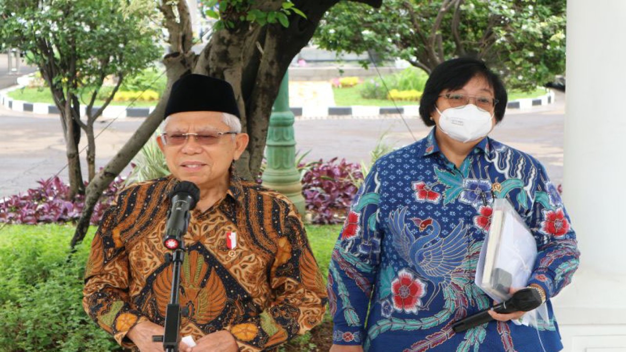 Wakil Presiden Ma'ruf Amin dan Menteri Lingkungan Hidup dan Kehutanan Siti Nurbaya Bakar menyampaikan pernyataan kepada wartawan seusai acara penyerahan penghargaan Proper tahun 2022 di Istana Wapres Jakarta pada Kamis (29/12/2022). (ANTARA/Desca Lidya Natalia)