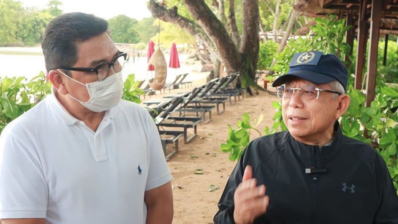 Wakil Presiden Ma'ruf Amin (kanan) usai berolahraga di Kawasan Nusa Dua, Bali, Jumat (23/12/2022). (ANTARA/Rangga Pandu Asmara Jingga/pri)