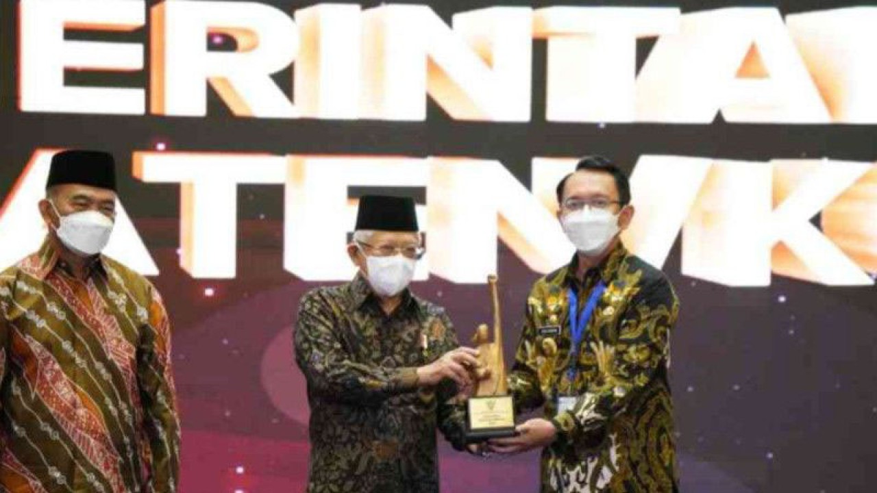 Wakil Presiden RI Ma'ruf Amin didampingi Menteri Koordinator Bidang Pembangunan Manusia dan Kebudayaan Muhadjir Effendy menyerahkan penghargaan kepada Penjabat Bupati Bekasi Dani Ramdan di Flores Ballroom Hotel Borobudur, Jakarta Pusat pada Selasa (20/12/2022).  (ANTARA/HO-Prokopim Kabupaten Bekasi).