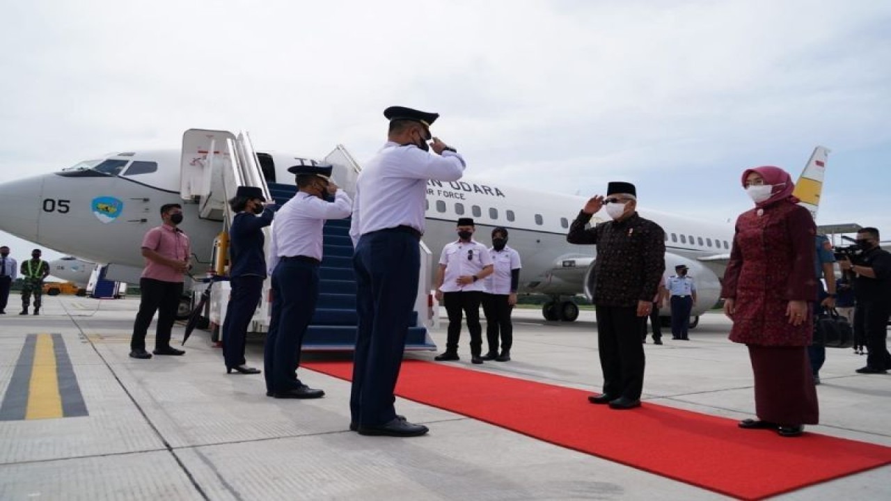 Wakil Presiden RI Ma'ruf Amin saat akan bertolak ke Bali dari Pangkalan Udara TNI AU Halim Perdanakusuma, Jakarta, Kamis (22/12/2022). (ANTARA/HO-BPMI Setwapres)