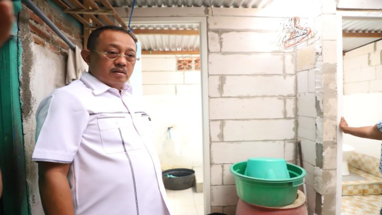 Wakil Wali Kota Surabaya Armuji saat meninjau pengerjaan jamban di Kelurahan Dukuh Menanggal, Kecamatan Gayungan, Kota Surabaya. (ANTARA/HO-Pemkot Surabaya)