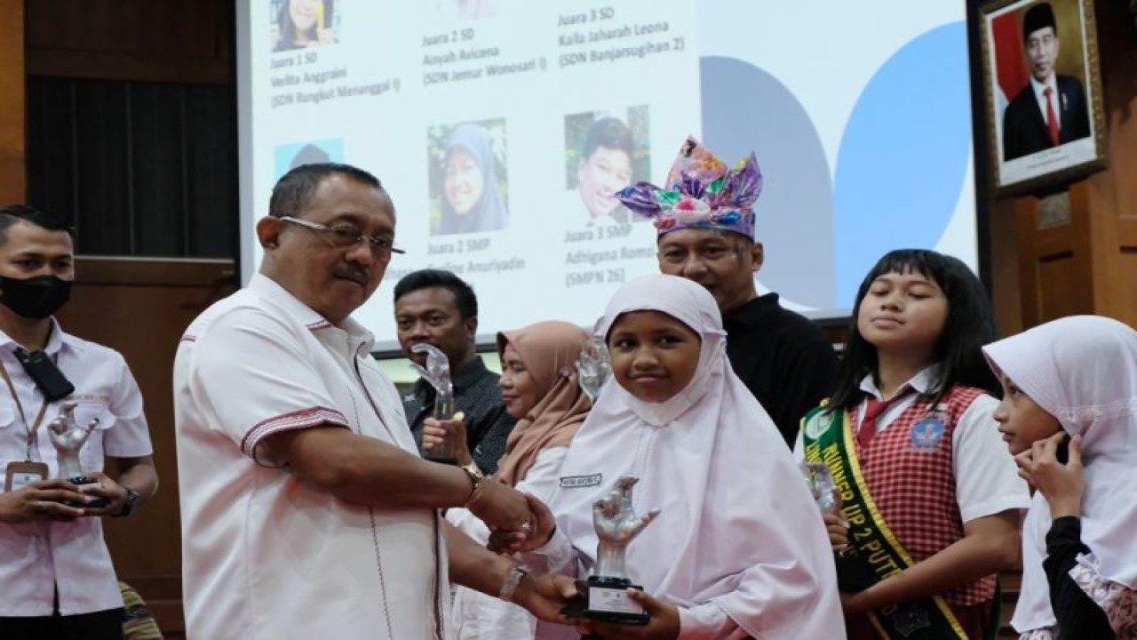 Wakil Wali Kota Surabaya Armuji menyerahkan penghargaan kepada peserta kompetisi SES di Graha Sawunggaling, Kota Surabaya, Jawa Timur, Rabu (28/12/2022).  (ANTARA/HO-Diskominfo Surabaya)