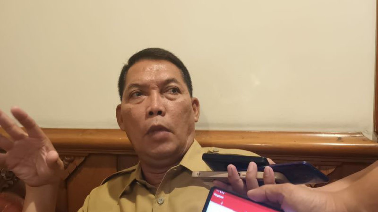 Wakil Wali Kota Surakarta Teguh Prakosa memberikan keterangan kepada wartawan di Solo, Senin (26/12/2022). ANTARA/Aris Wasita