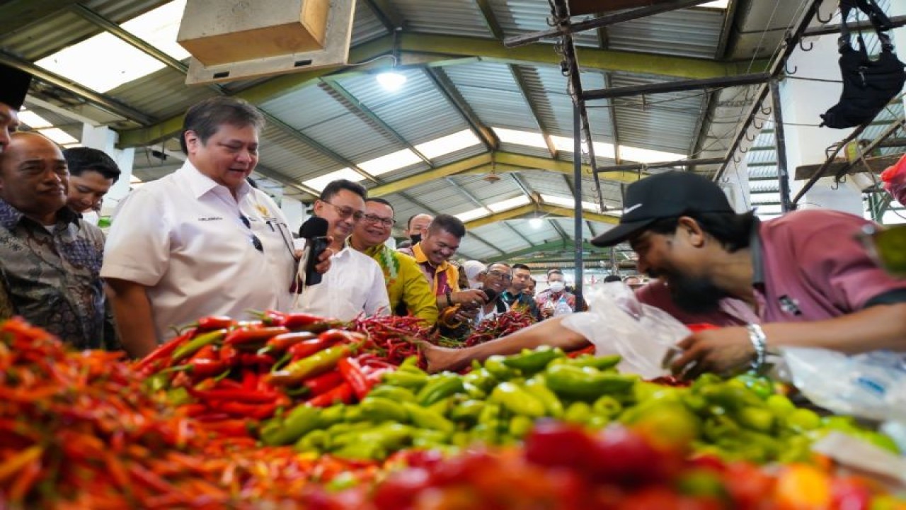 Wali Kota Pontianak Edi Rusdi Kamtono saat mendampingi Menteri Koordinator Bidang Perekonomian Airlangga Hartarto dalam kunjungannya ke Pasar Flamboyan beberapa waktu lalu. (Foto ANTARA/HO-Jimi)